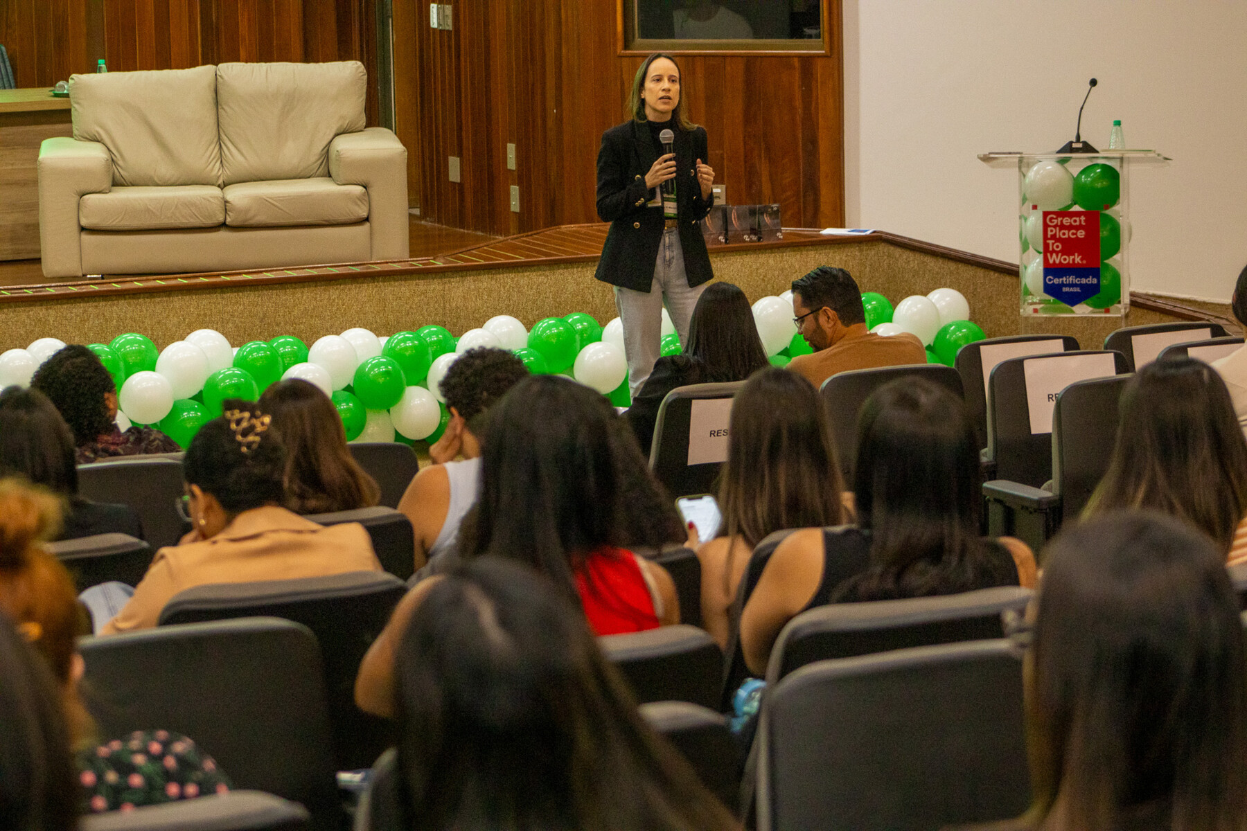Ainda durante a manhã, os participantes foram contemplados com uma palestra interativa sobre estratégias que fortalecem a comunicação segura entre setores de um hospital.jpg